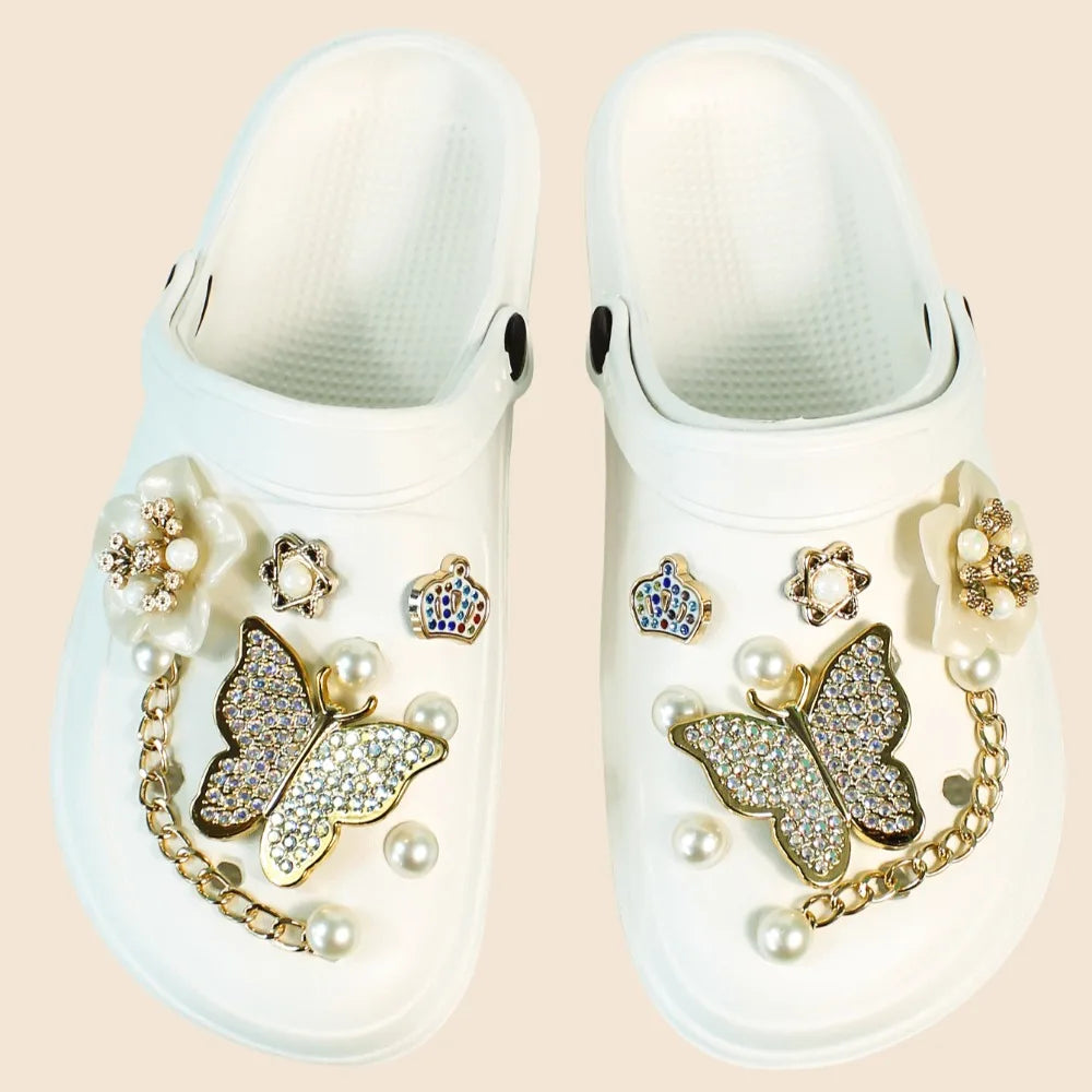 Sabots d’été pour femme, style DIY avec décoration ours et perles. Mules de plage tendance à trous (cave shoes), chaussures plates décontractées pour jardin et usage quotidien, vendues avec emballage individuel.
