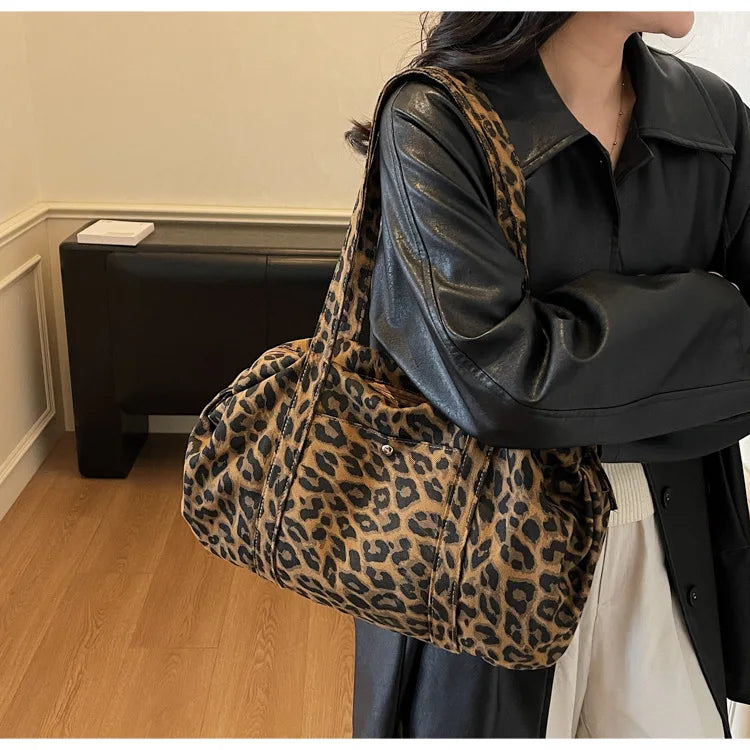 Sac cabas en toile à motif léopard tendance, grande capacité, sac à bandoulière mode avec poignées, idéal pour les trajets quotidiens, sac polyvalent avec texture et rangement.
