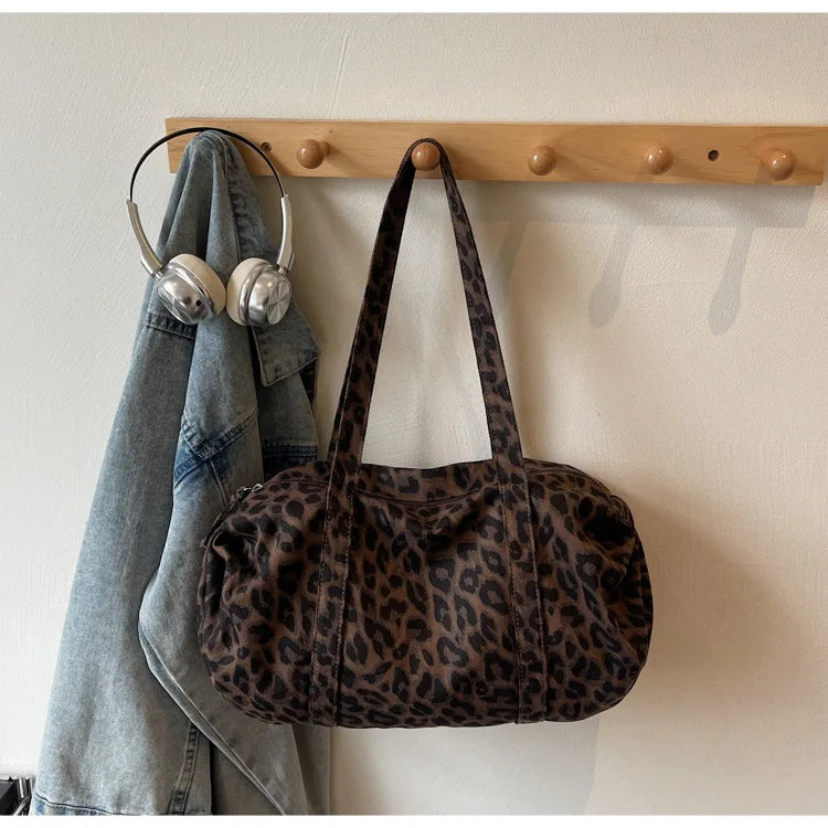 Sac cabas en toile à motif léopard tendance, grande capacité, sac à bandoulière mode avec poignées, idéal pour les trajets quotidiens, sac polyvalent avec texture et rangement.