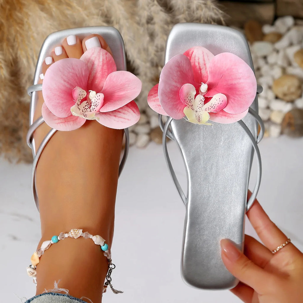 Nouvelles claquettes pour femmes été 2026, style tendance avec décoration fleurie, bout carré, chaussures féminines décontractées, sandales plates confortables.
