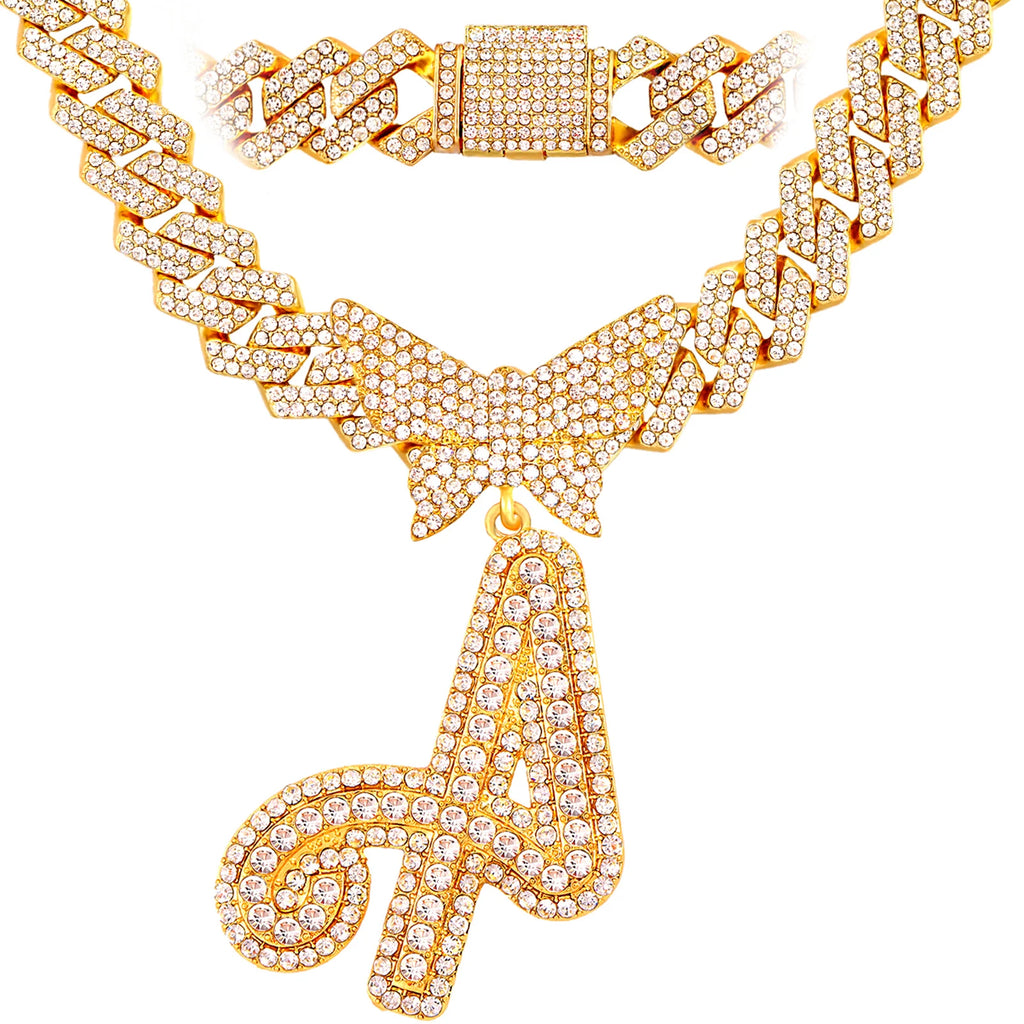 Collier chaîne cubaine 14 mm pour hommes et femmes, avec pendentif papillon en cristal et initiales, lettres cursives style “iced out”, bijou de style rappeur, nouveau bijou de mode.