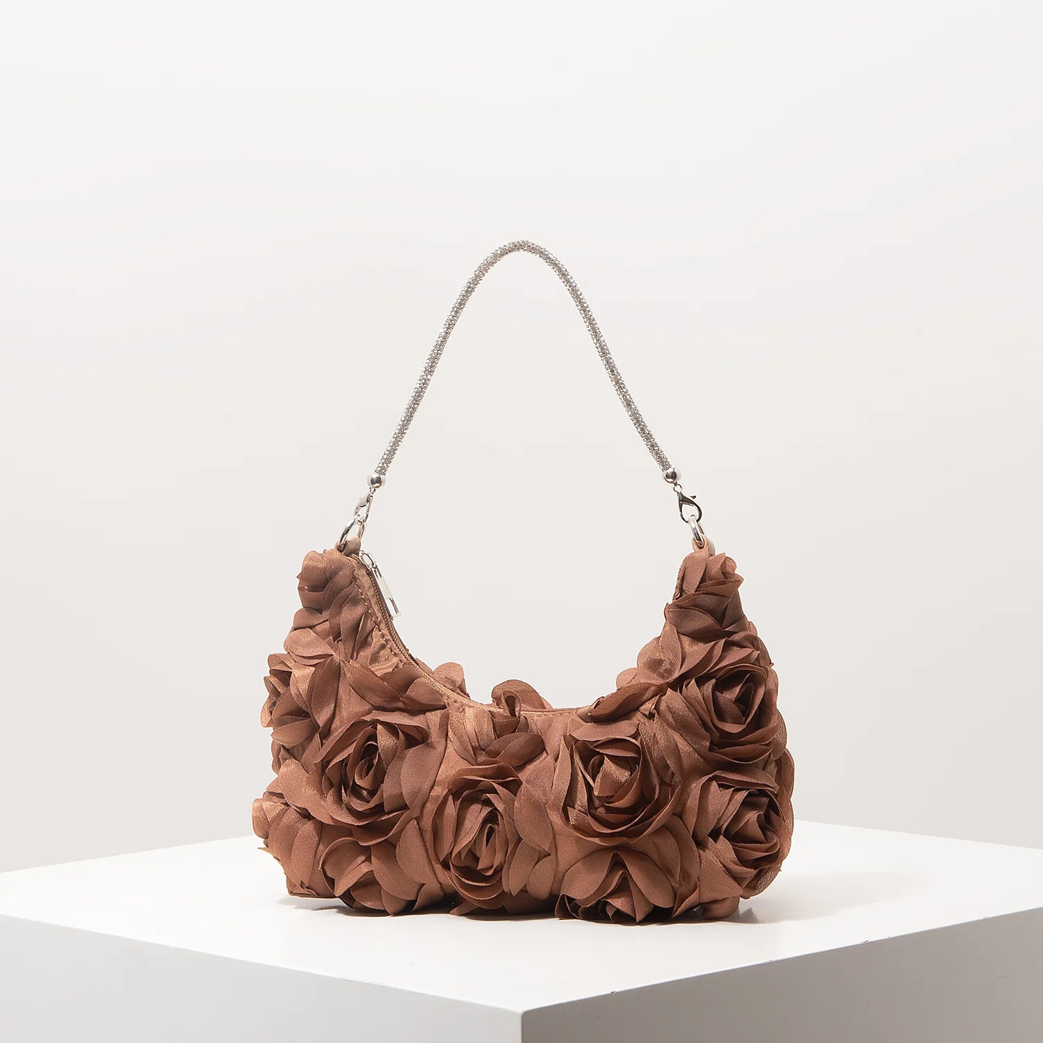 Sac à bandoulière à motif floral, idéal pour les femmes élégantes. Parfait pour les soirées de gala, les fêtes, les bals de fin d’année, les mariages et autres occasions spéciales.