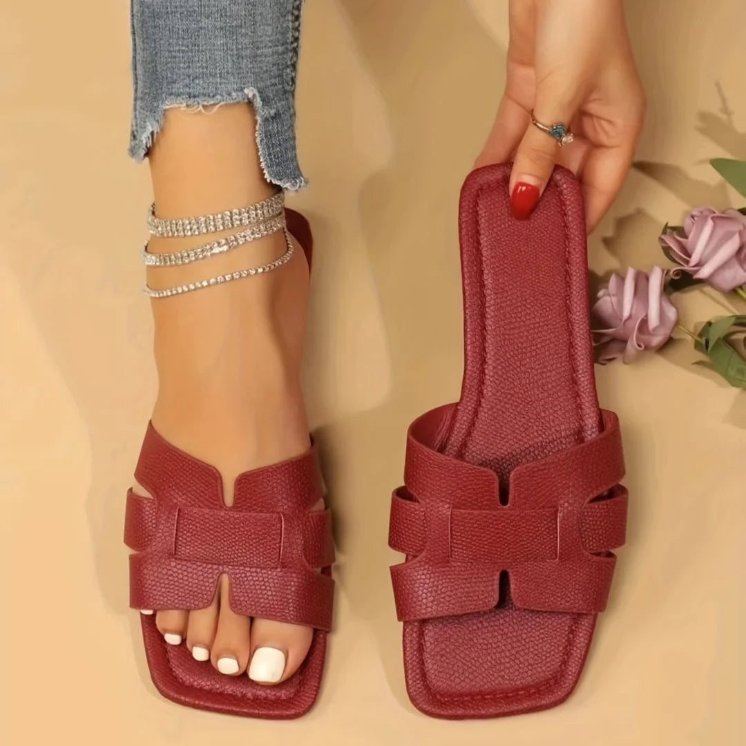Sandales grande taille pour femme, modèle tendance en maille tricotée avec semelle plate. Chaussures décontractées et confortables pour la plage, les sorties estivales et un usage quotidien. Conviennent également aux couples grâce à leur style polyvalent.