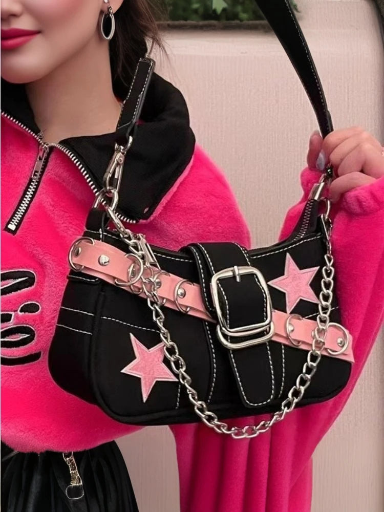 Sac à main femme tendance, en denim avec motif étoiles, style Y2K pour filles branchées. Petit sac porté épaule ou sous le bras en toile (canvas), doté d’une chaîne décorative, idéal comme sac fourre-tout (tote bag) pour un look mode inspiré