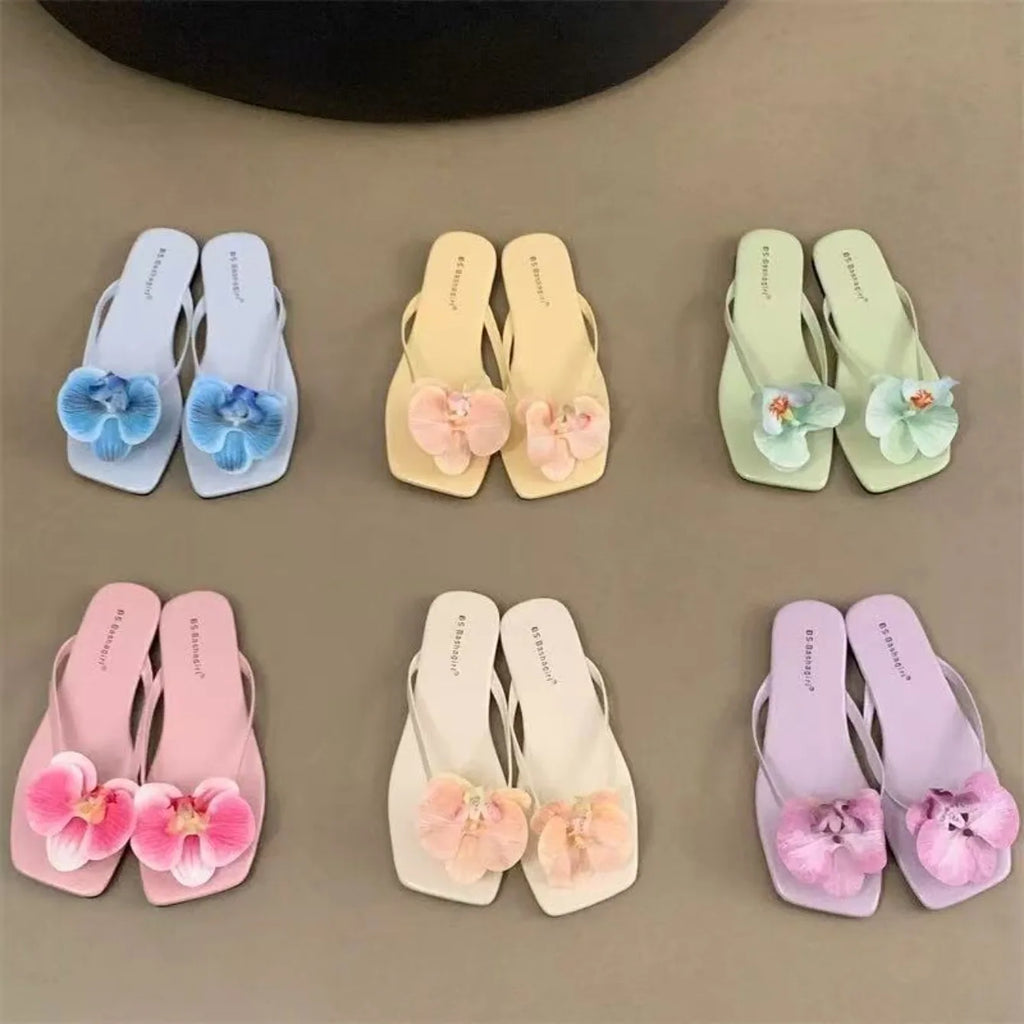 Chaussures plates pour femmes avec fleurs, sandales confortables et stylées à enfiler entre les orteils, sandales d’été 2026 pour la plage, chaussons d’extérieur pour la marche.