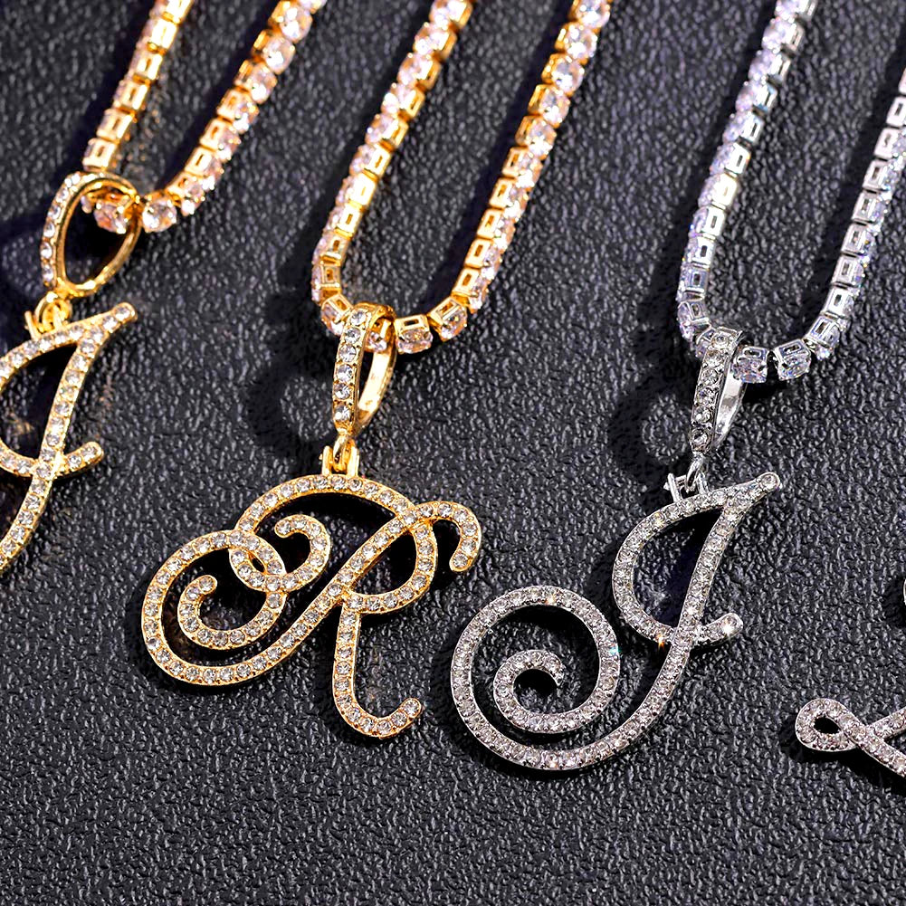 Collier avec lettre initiale en écriture cursive sertie de zircones cubiques (CZ) – Bijou style Hip-Hop couleur or ou argent, pendentif alphabet de A à Z, collier tendance et élégant.