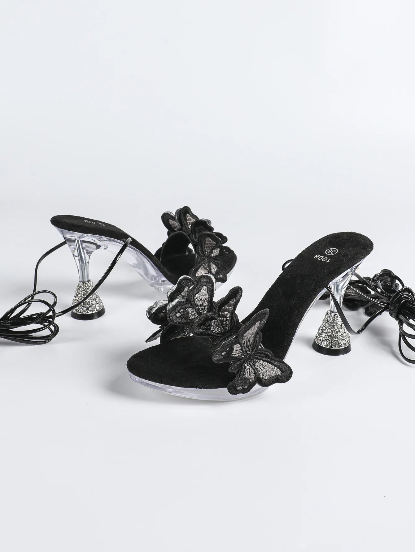 Sandales rouges tendance pour femme été 2026, fabriquées à la main avec broderie papillon. Modèle à brides croisées, bout rond et talons hauts fins de 8 cm. Des chaussures sexy et élégantes, idéales pour la danse, les soirées et les occasions spéciales.