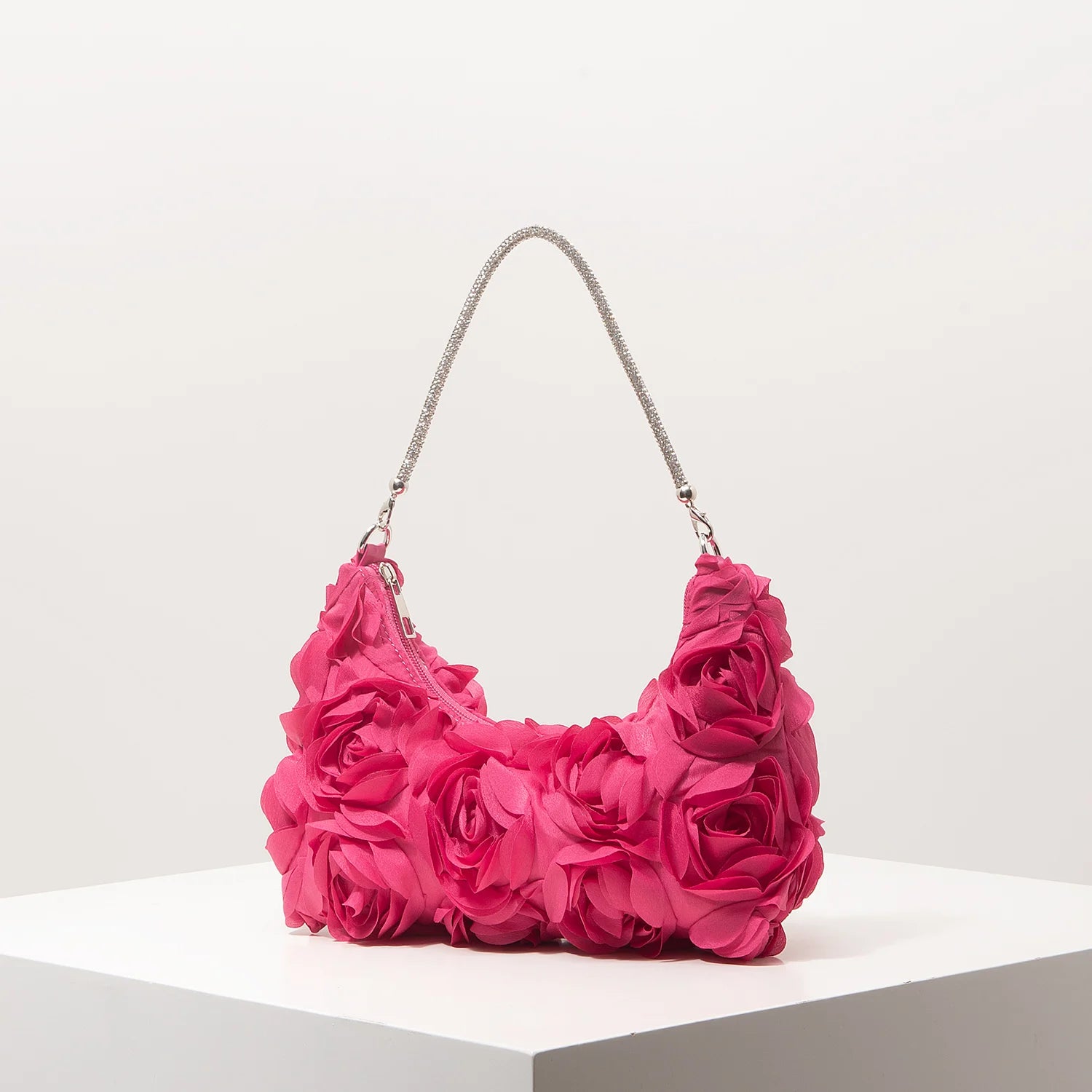 Sac à bandoulière à motif floral, idéal pour les femmes élégantes. Parfait pour les soirées de gala, les fêtes, les bals de fin d’année, les mariages et autres occasions spéciales.