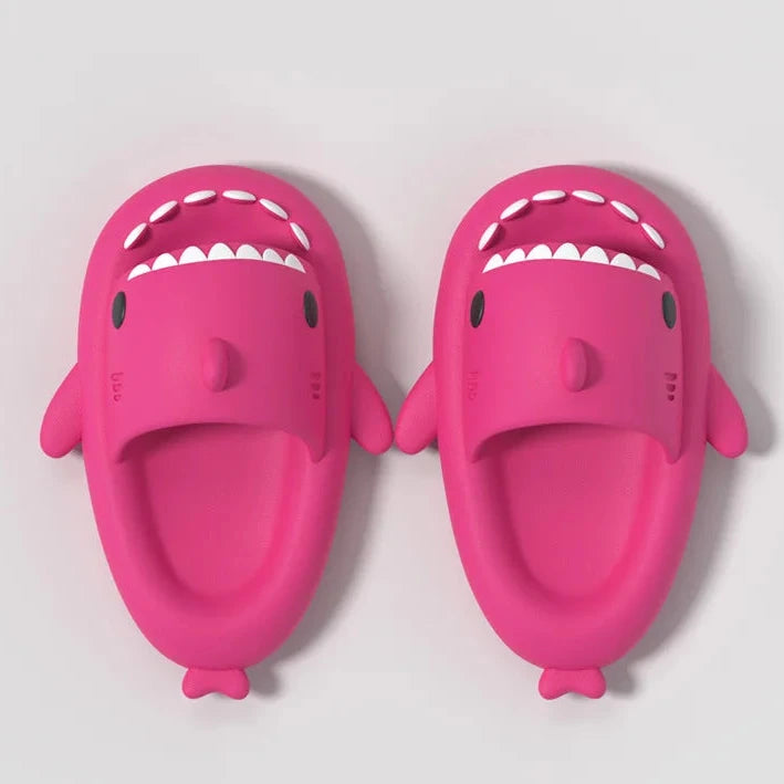 Chaussons à semelle épaisse 4 cm en forme de requin, pour femme et homme. Mules d’intérieur et de salle de bain au design cartoon mignon, chaussures d’été 2024 unisexes, adaptées pour la plage et un usage décontracté.