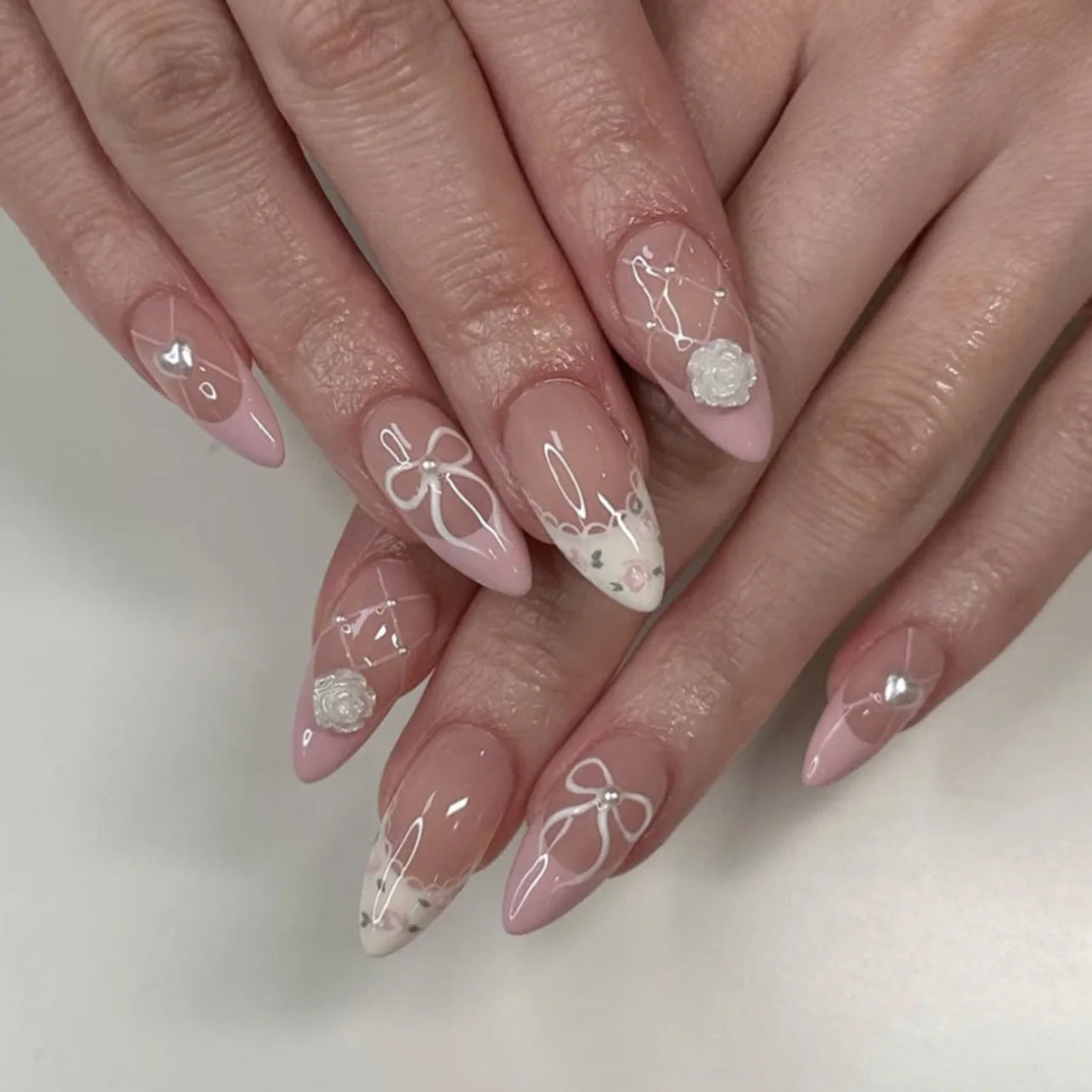 24 pièces de faux ongles à fleurs, style tendance, avec effet dégradé jaune et rose. Ongles portables à couverture complète, forme amande , à poser directement (Press-On Nails).
