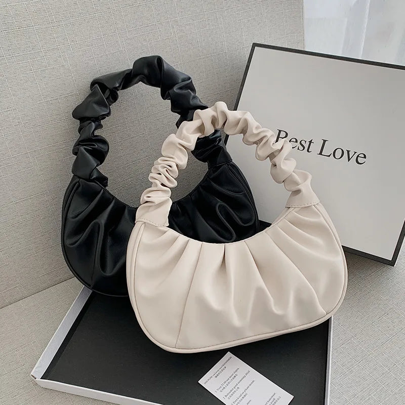 Sac à main élégant au design plissé effet nuage, conçu en cuir PU. Ce modèle moderne et féminin peut être porté à l’épaule ou sous le bras pour un look chic et décontracté.