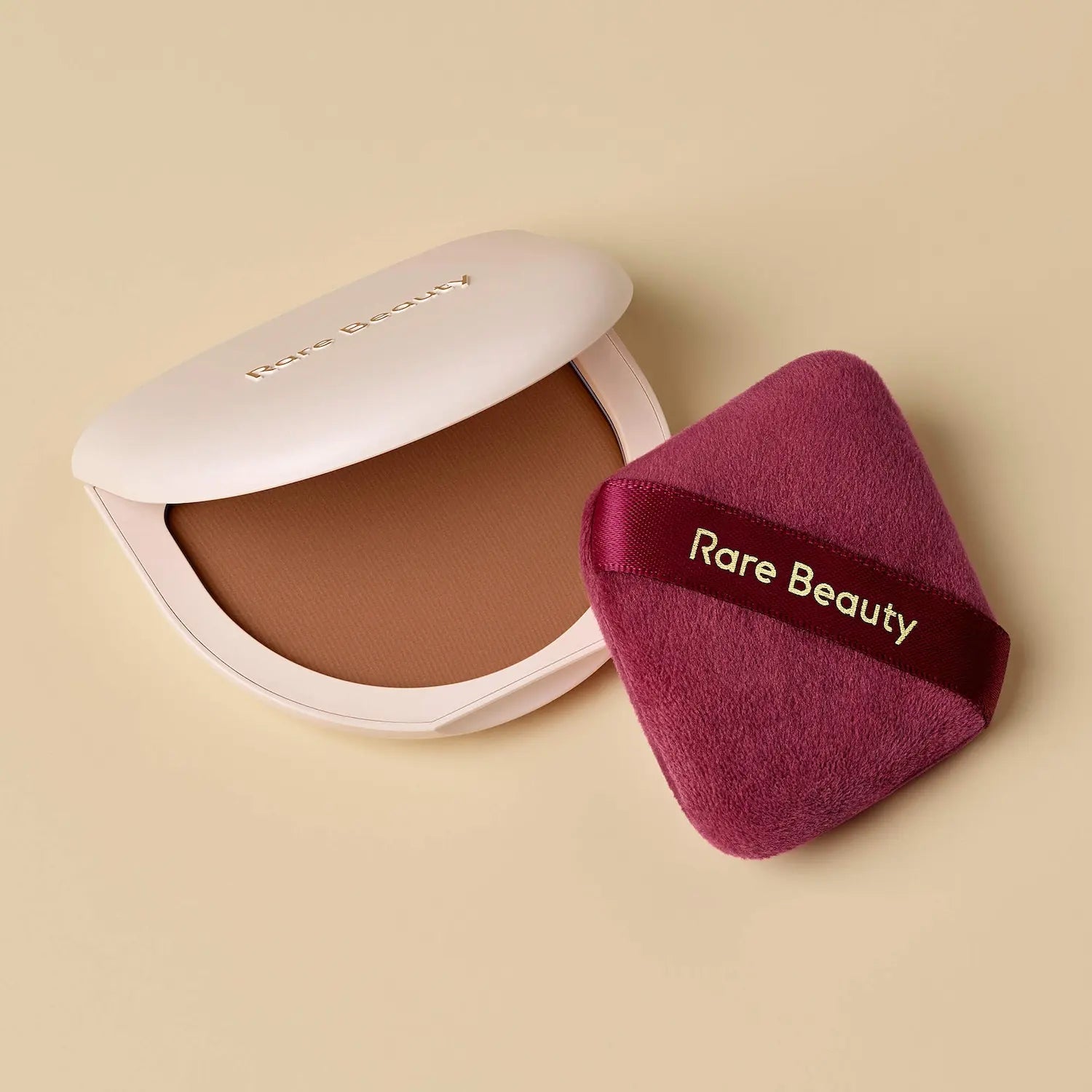 Poudre de finition teintée Rare Beauty True To Myself, estompe instantanément, lisse, réduit le brillant et fixe le maquillage avec un fini naturel