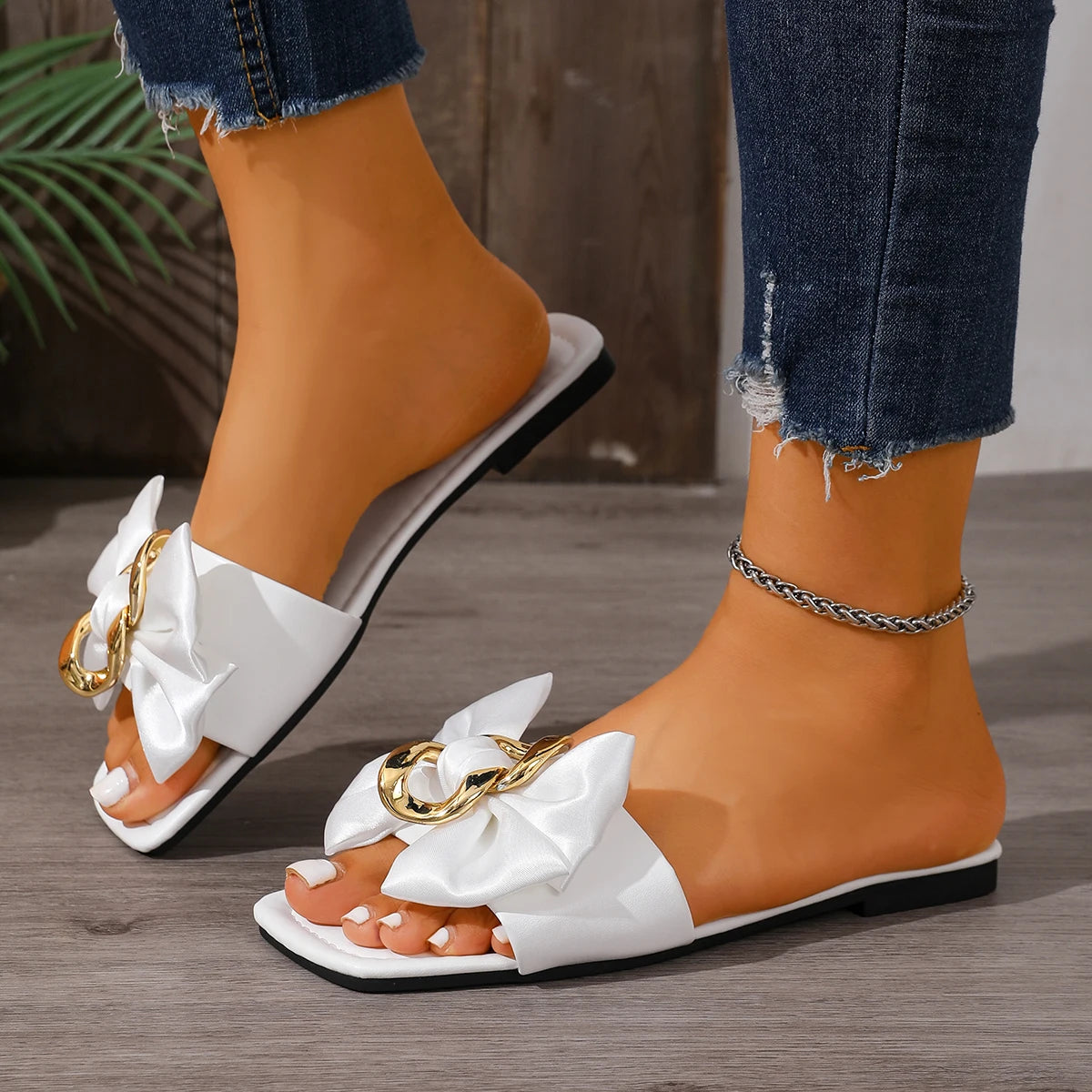 Chaussons d’été très populaires à bout carré, confortables et plats. Modèle tendance avec nœud décoratif, antidérapant, style décontracté pour femme, disponible en grandes tailles.