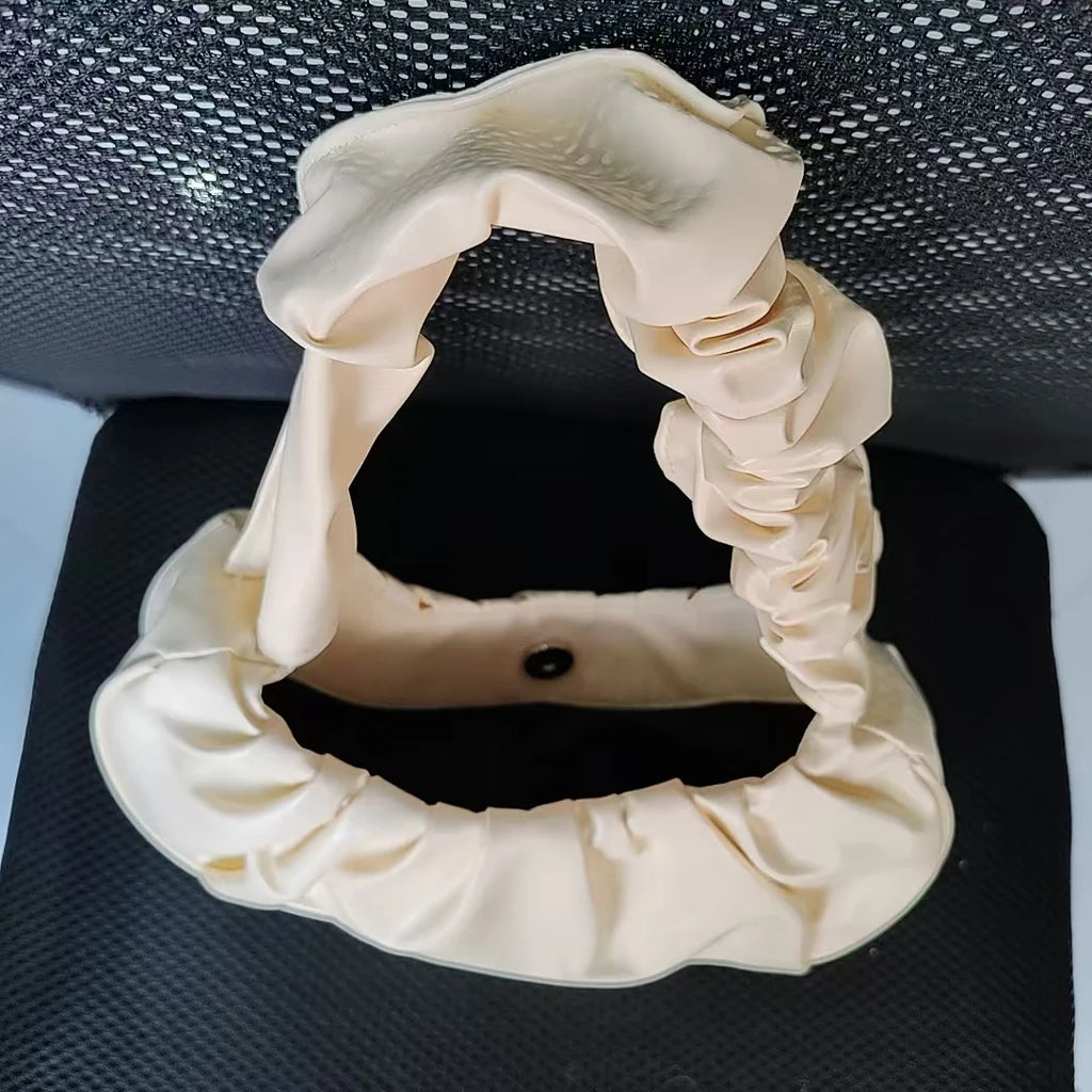 Sac à main élégant au design plissé effet nuage, conçu en cuir PU. Ce modèle moderne et féminin peut être porté à l’épaule ou sous le bras pour un look chic et décontracté.