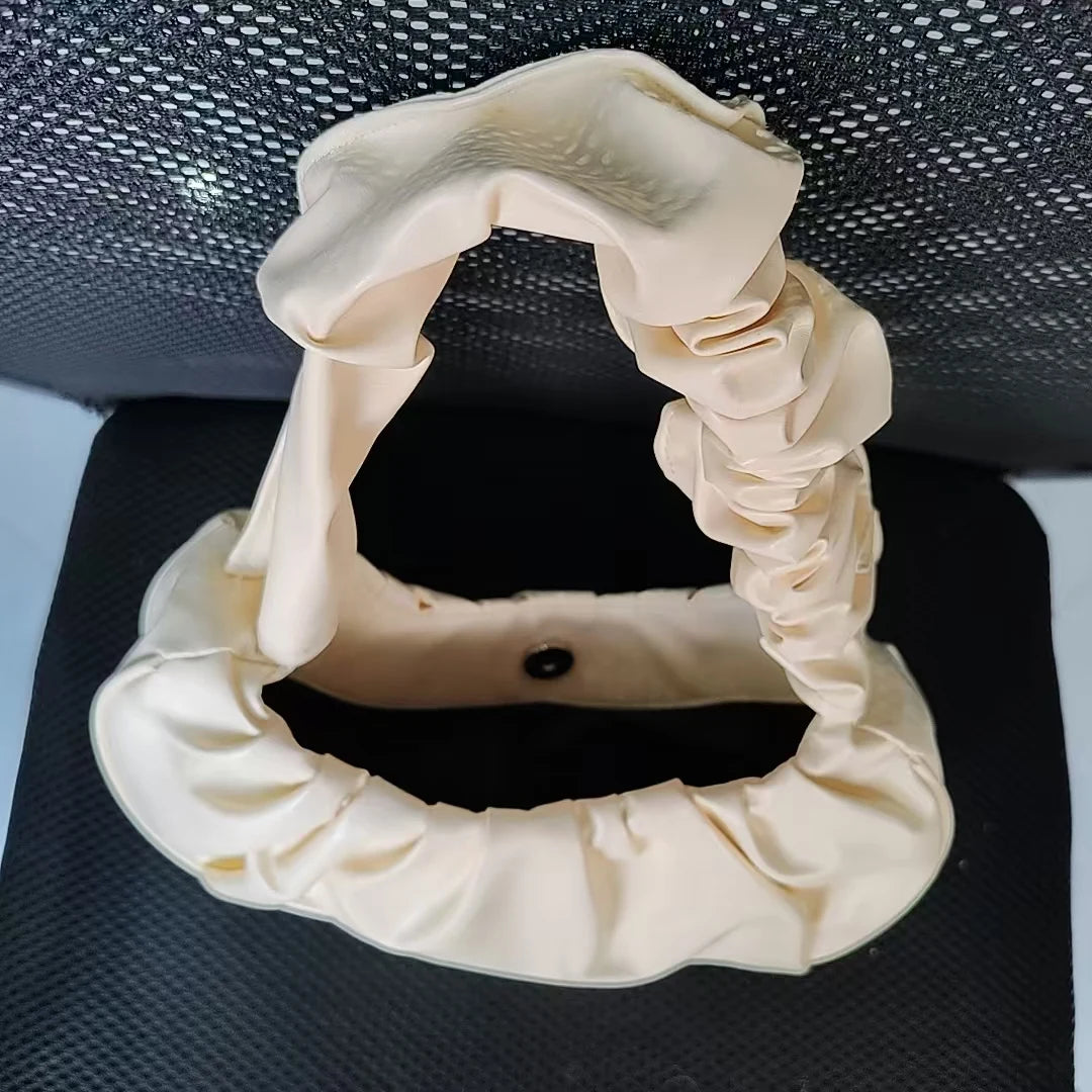 Sac à main élégant au design plissé effet nuage, conçu en cuir PU. Ce modèle moderne et féminin peut être porté à l’épaule ou sous le bras pour un look chic et décontracté.