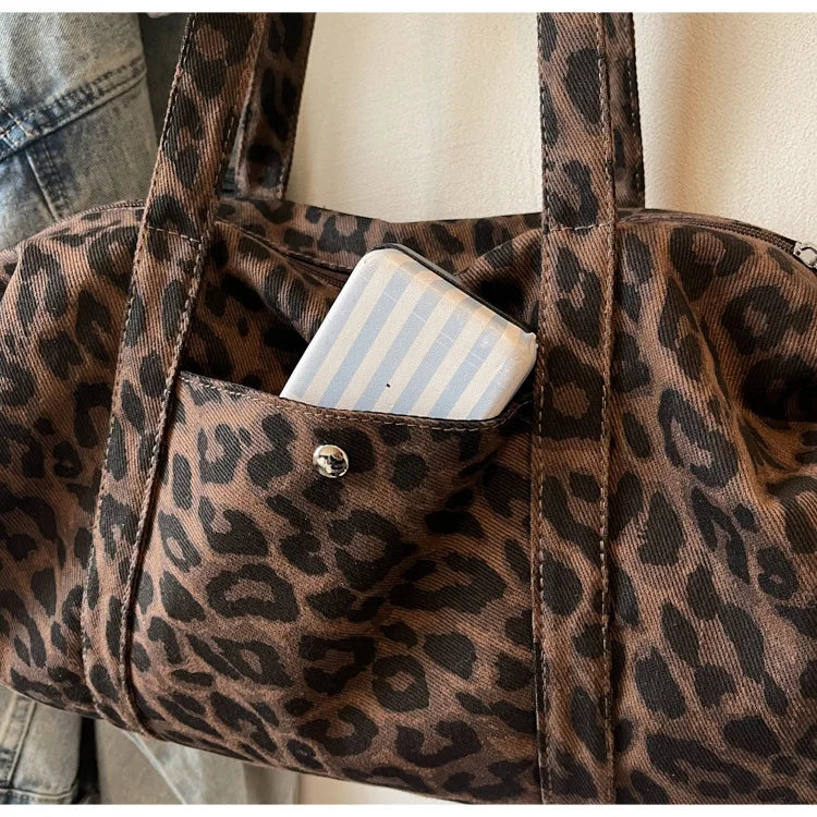 Sac cabas en toile à motif léopard tendance, grande capacité, sac à bandoulière mode avec poignées, idéal pour les trajets quotidiens, sac polyvalent avec texture et rangement.