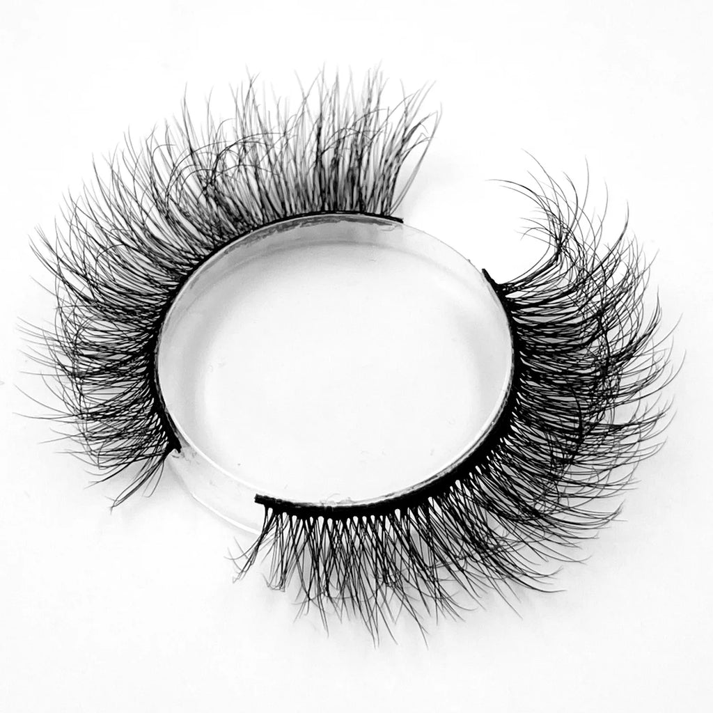Nouveau lot de 7 paires de faux cils épais effet vison 3D.
Faux cils courts et spectaculaires au rendu réaliste, parfaits pour un regard intense et glamour.