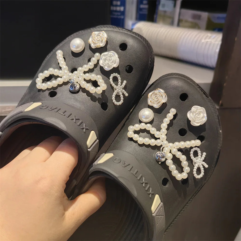 Set de charms de chaussures élégants avec perles et nœud, décorations florales sophistiquées. Accessoires DIY amovibles pour chaussures, ornements de style avancé avec motifs de perles, fleurs, étoiles et éléments cartoon pour personnaliser vos chaussures