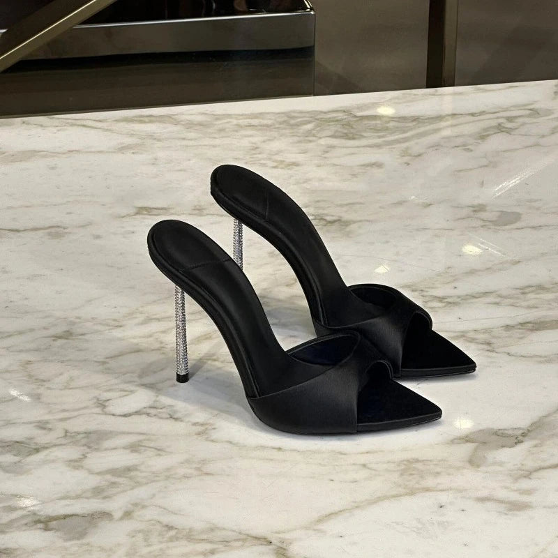 Mules pour femme style nightclub, chaussures élégantes à bout pointu à enfiler. Modèle sexy avec talon fin scintillant, sandales habillées et sophistiquées pour femme, idéales pour les soirées et les occasions spéciales.