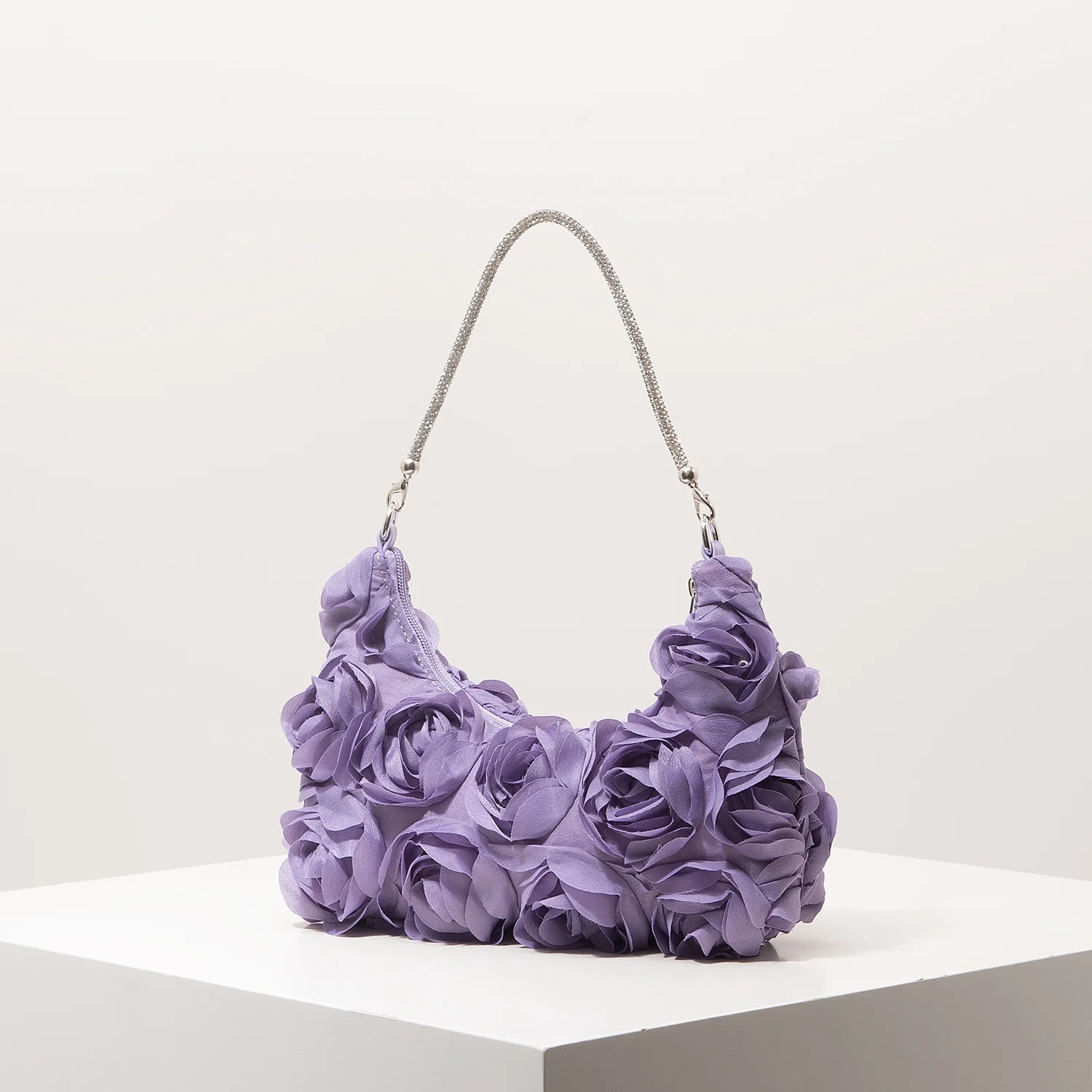 Sac à bandoulière à motif floral, idéal pour les femmes élégantes. Parfait pour les soirées de gala, les fêtes, les bals de fin d’année, les mariages et autres occasions spéciales.