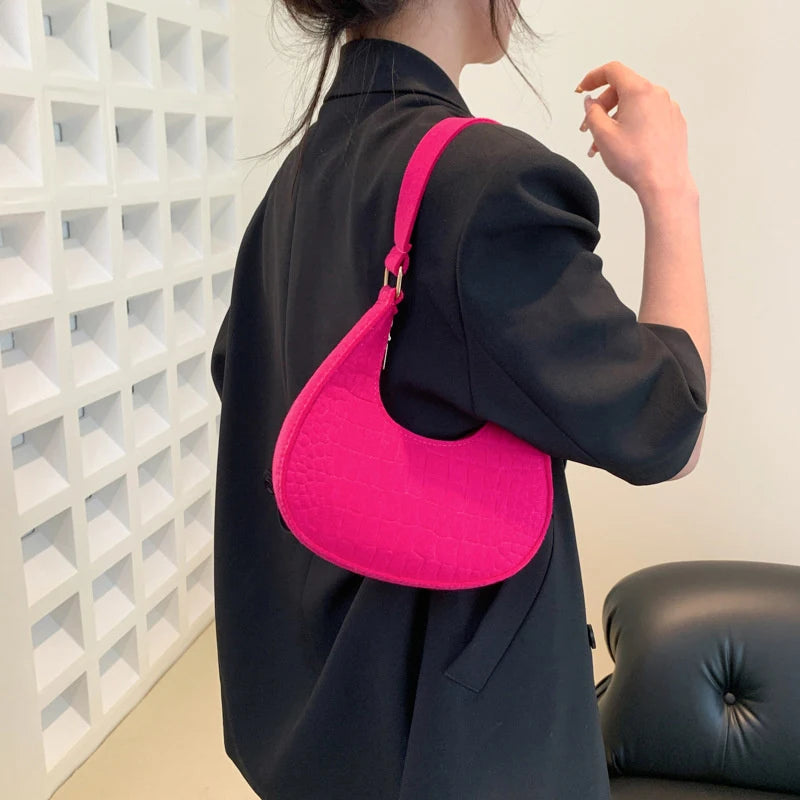 Sac tendance en feutre de haute qualité, au style rétro et élégant. Conçu pour être porté sous le bras ou à l’épaule, il allie simplicité et design moderne.