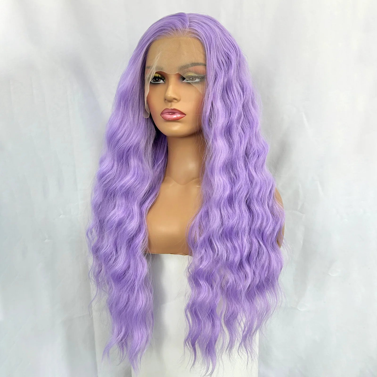 Perruque synthétique longue avec lace frontale 13x4 et raie libre (Free Part). Sa couleur lavande violet clair et ses ondulations naturelles apportent un style original et élégant.