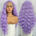 Perruque synthétique longue avec lace frontale 13x4 et raie libre (Free Part). Sa couleur lavande violet clair et ses ondulations naturelles apportent un style original et élégant.