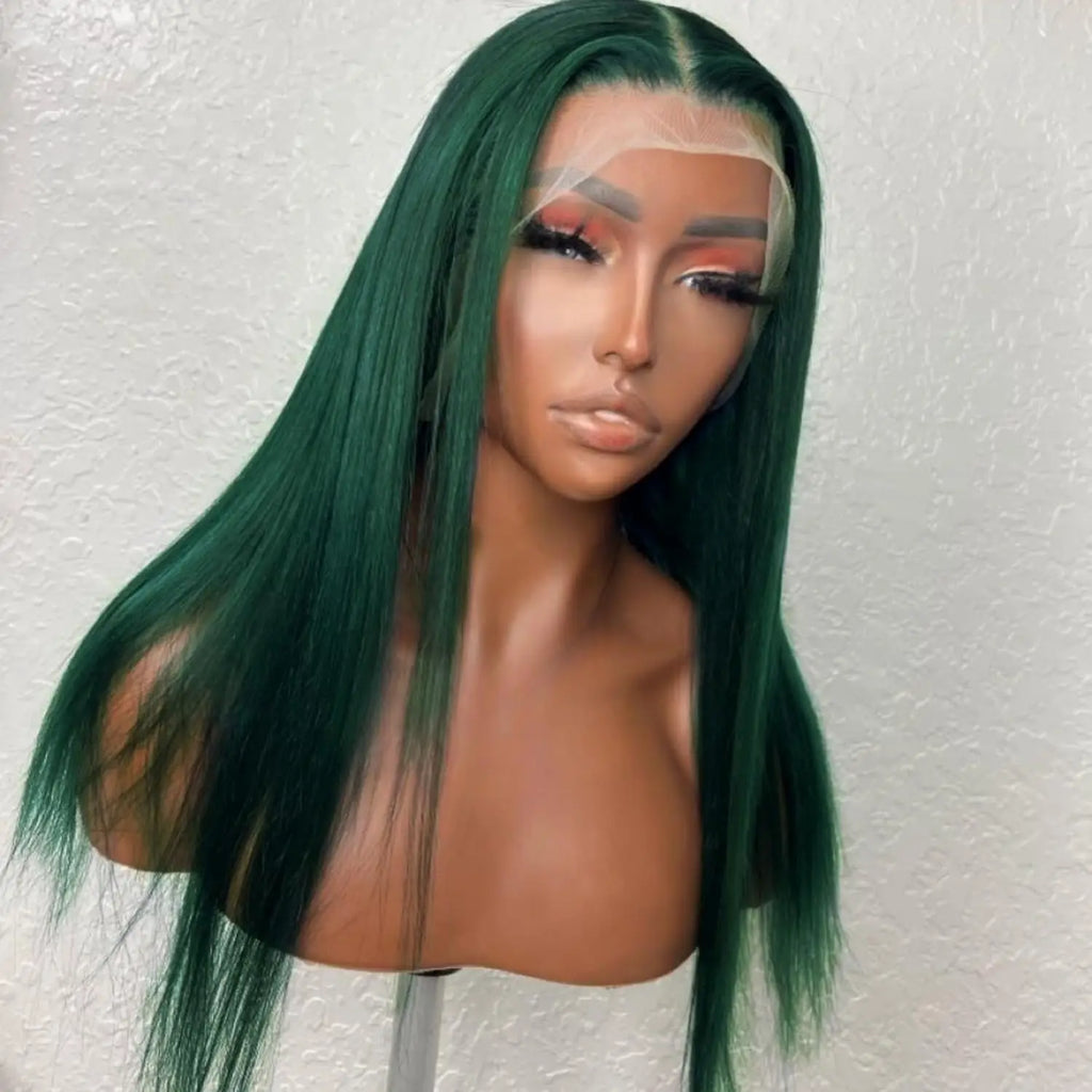 Perruque synthétique longue de couleur vert foncé avec lace frontale 13x4 pour un rendu plus naturel au niveau de la ligne des cheveux. Sa texture lisse et sa couleur originale apportent un style audacieux. Fabriquée en fibre résistante à la chaleur.