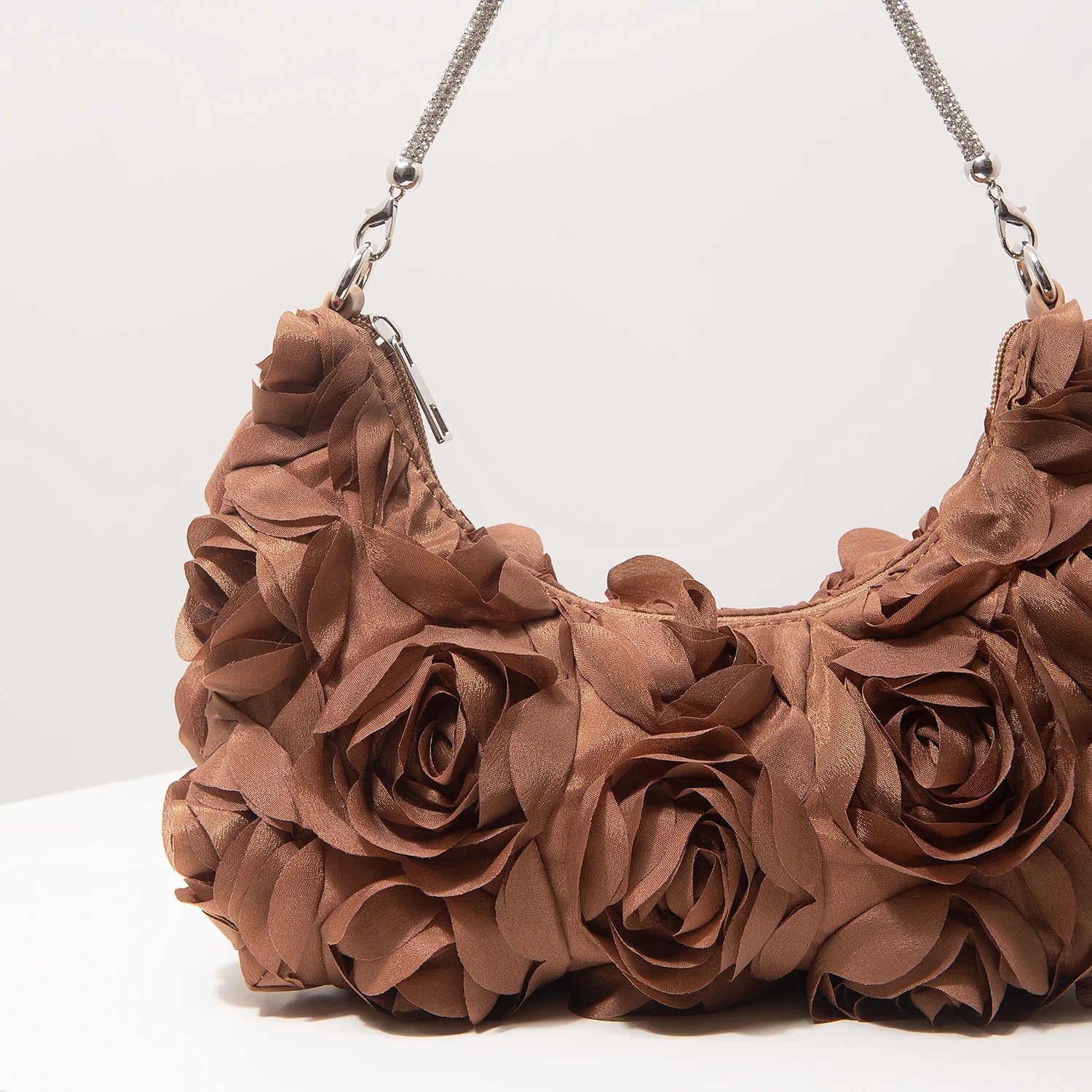 Sac à bandoulière à motif floral, idéal pour les femmes élégantes. Parfait pour les soirées de gala, les fêtes, les bals de fin d’année, les mariages et autres occasions spéciales.