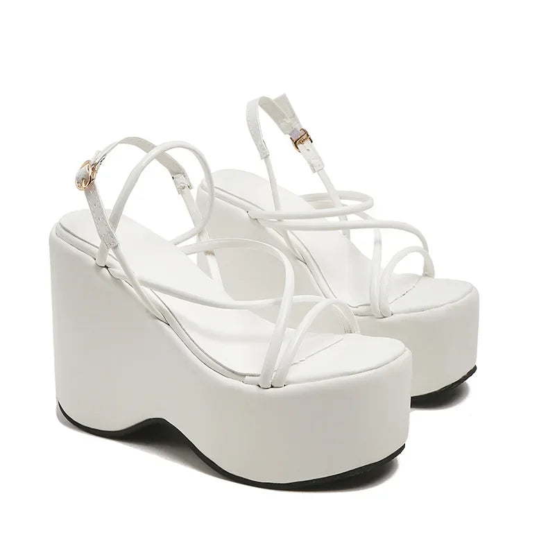 Sandales sexy à plateforme pour femme au design tendance, chaussures style punk à talons compensés hauts, confortables et décontractées pour femme, sandales de créateur 2025.