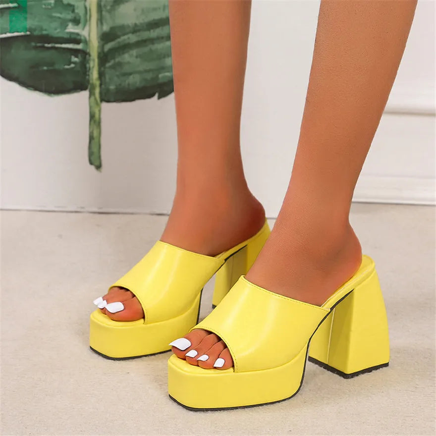 Sandales à plateforme pour femme disponibles en 5 couleurs, chaussons de plage en cuir souple à talon épais, chaussures d’été 2026 à bout carré, escarpins sexy pour femme, parfaits pour les fêtes et les occasions spéciales.