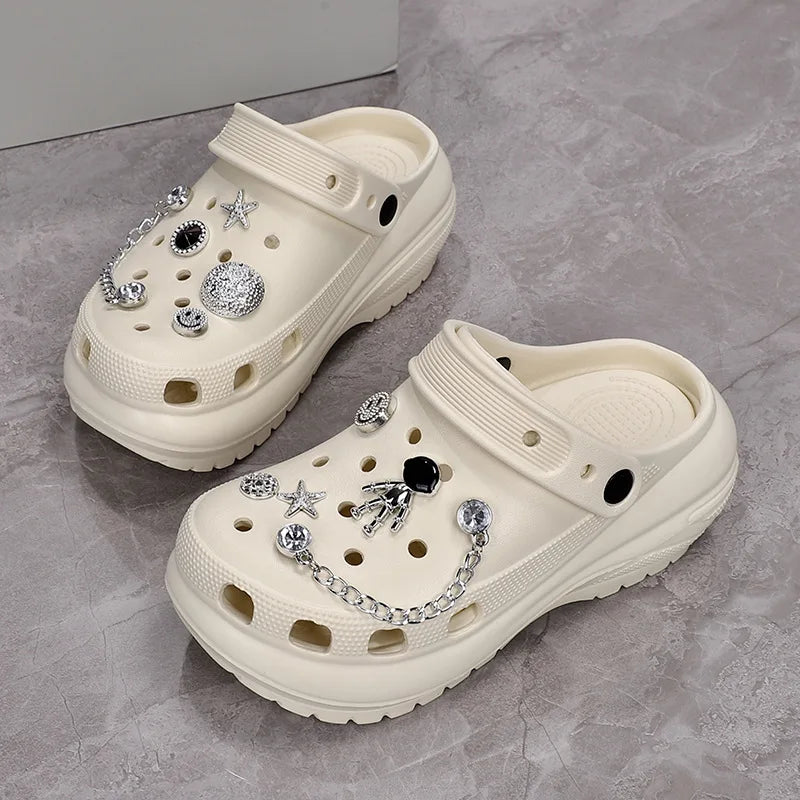 Sandales style Crocs pour femme avec ours en cristal, à porter en intérieur et extérieur. Mules d’été tendance, modèle DIY à double utilisation, confortables et respirantes en EVA, style décontracté pour femme.