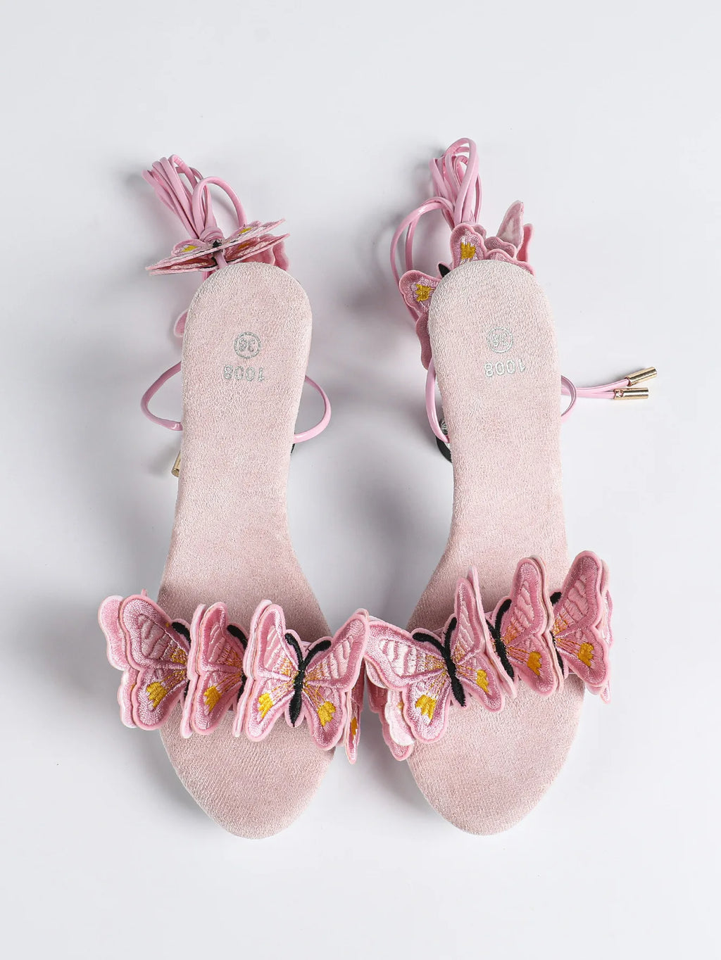 Sandales rouges tendance pour femme été 2026, fabriquées à la main avec broderie papillon. Modèle à brides croisées, bout rond et talons hauts fins de 8 cm. Des chaussures sexy et élégantes, idéales pour la danse, les soirées et les occasions spéciales.