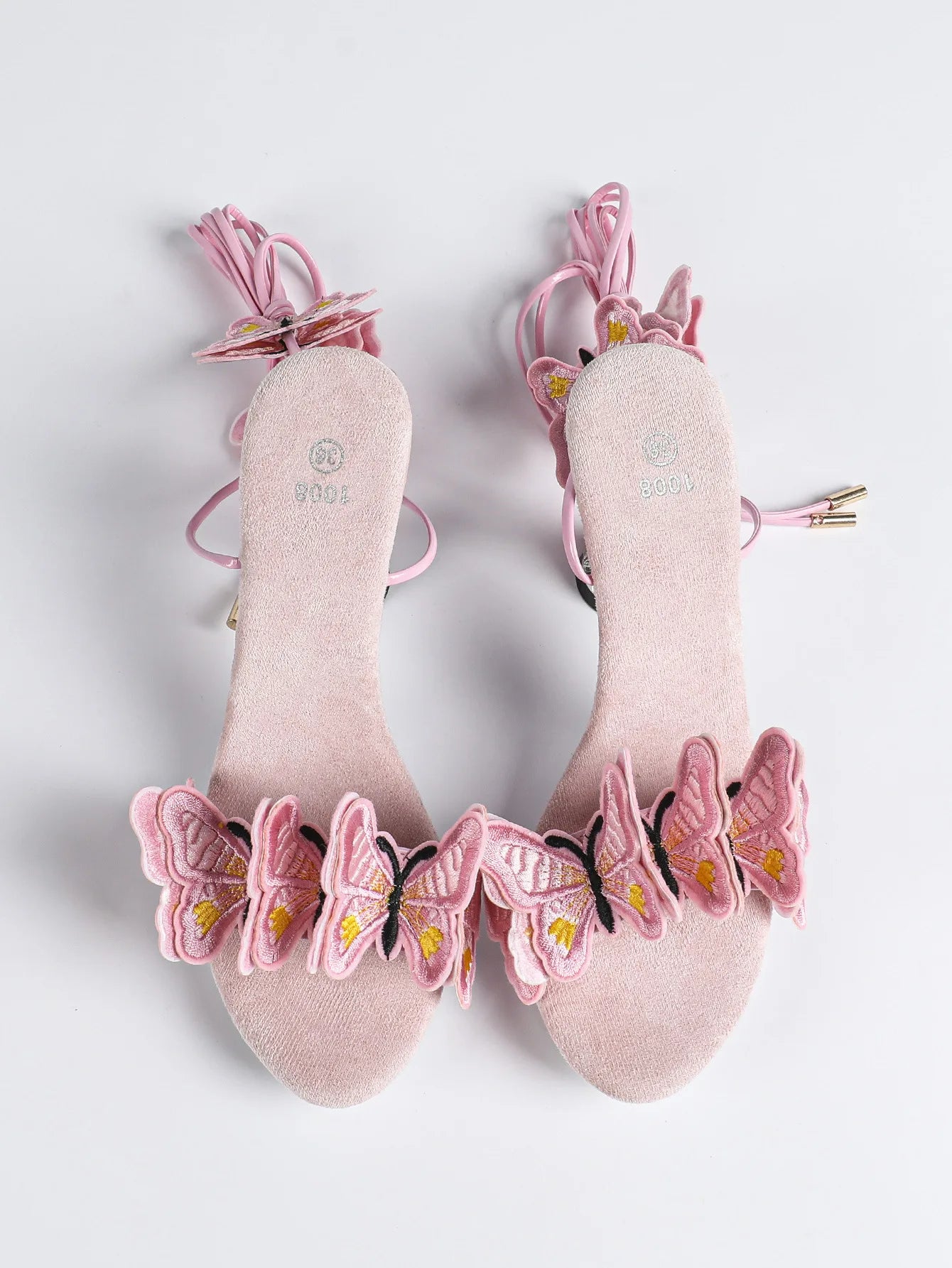 Sandales rouges tendance pour femme été 2026, fabriquées à la main avec broderie papillon. Modèle à brides croisées, bout rond et talons hauts fins de 8 cm. Des chaussures sexy et élégantes, idéales pour la danse, les soirées et les occasions spéciales.