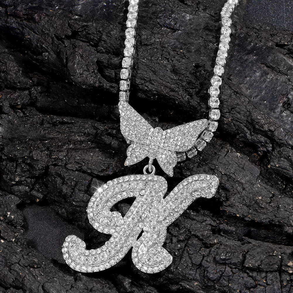 Collier chaîne cubaine 14 mm pour hommes et femmes, avec pendentif papillon en cristal et initiales, lettres cursives style “iced out”, bijou de style rappeur, nouveau bijou de mode.