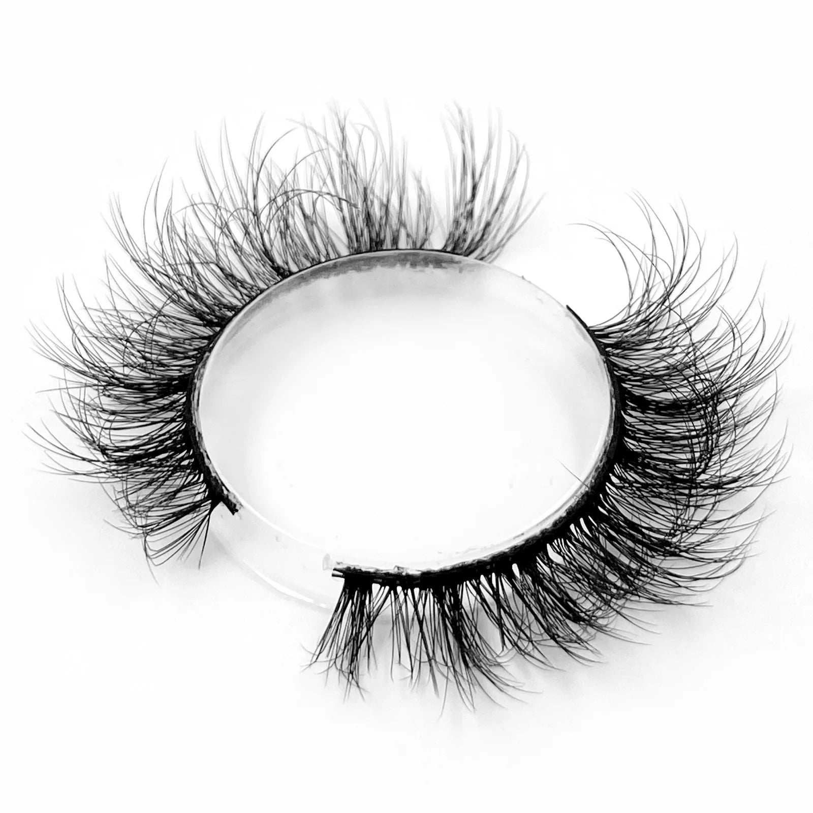 Nouveau lot de 7 paires de faux cils épais effet vison 3D.
Faux cils courts et spectaculaires au rendu réaliste, parfaits pour un regard intense et glamour.