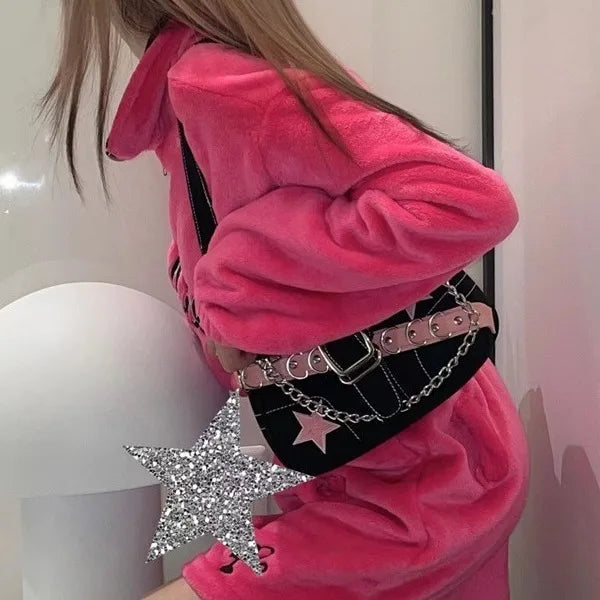 Sac à main femme tendance, en denim avec motif étoiles, style Y2K pour filles branchées. Petit sac porté épaule ou sous le bras en toile (canvas), doté d’une chaîne décorative, idéal comme sac fourre-tout (tote bag) pour un look mode inspiré