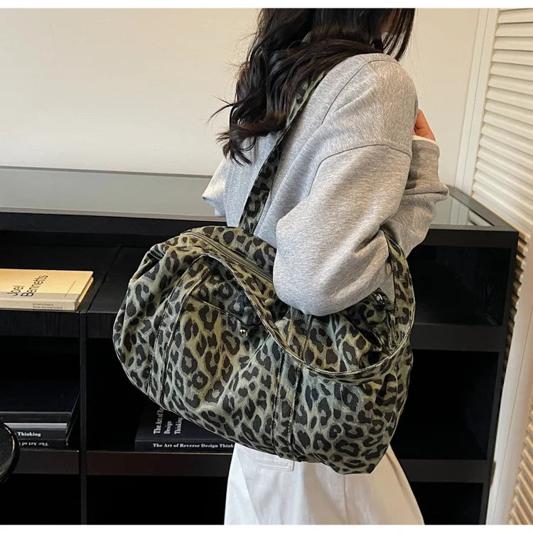 Sac cabas en toile à motif léopard tendance, grande capacité, sac à bandoulière mode avec poignées, idéal pour les trajets quotidiens, sac polyvalent avec texture et rangement.