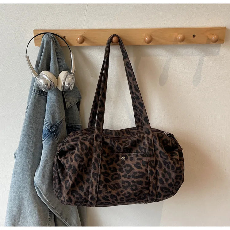 Sac cabas en toile à motif léopard tendance, grande capacité, sac à bandoulière mode avec poignées, idéal pour les trajets quotidiens, sac polyvalent avec texture et rangement.