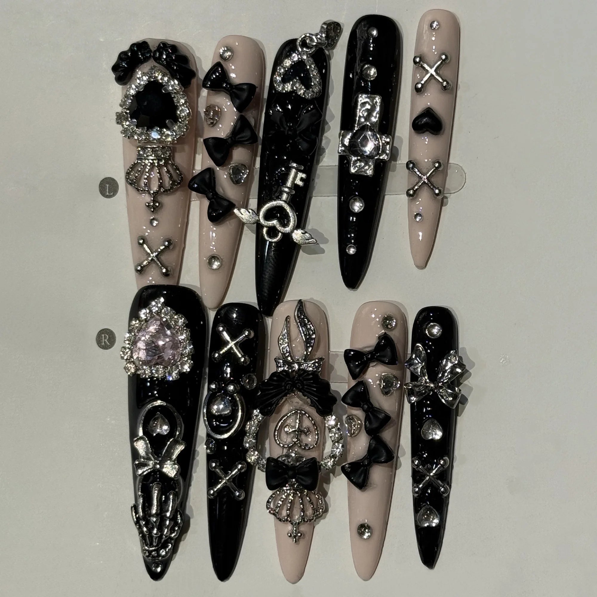 10 faux ongles longs stiletto roses avec nœud papillon, à presser, camélia blanc, détachables, avec strass scintillants pour nail art