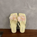 Chaussures plates pour femmes avec fleurs, sandales confortables et stylées à enfiler entre les orteils, sandales d’été 2026 pour la plage, chaussons d’extérieur pour la marche.