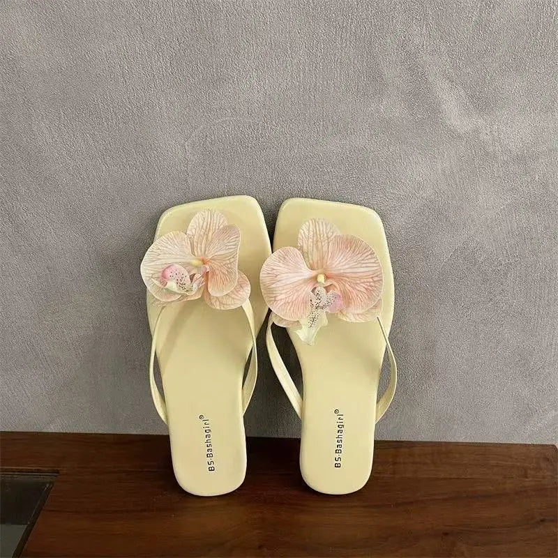 Chaussures plates pour femmes avec fleurs, sandales confortables et stylées à enfiler entre les orteils, sandales d’été 2026 pour la plage, chaussons d’extérieur pour la marche.