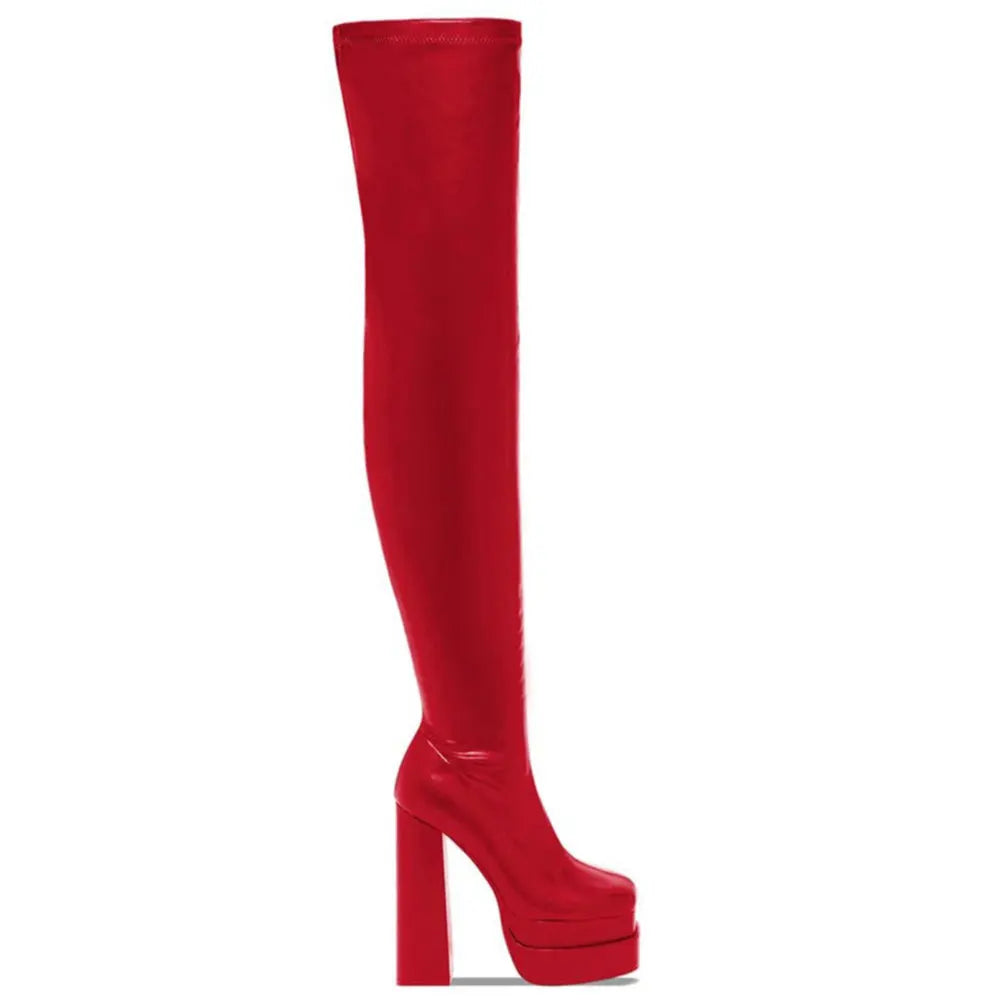 Bottes au-dessus du genou pour femme à double plateforme et très hauts talons. Bottes élégantes, sexy et confortables, conçues pour garder les pieds au chaud en hiver. Chaussures féminines d’hiver au style sophistiqué.