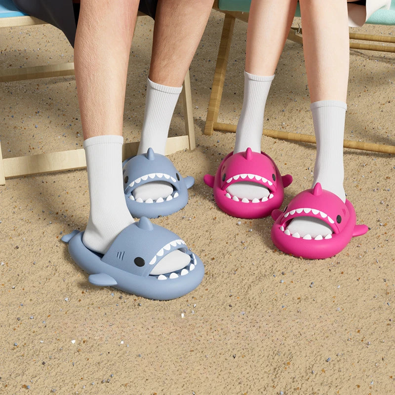 Chaussons à semelle épaisse 4 cm en forme de requin, pour femme et homme. Mules d’intérieur et de salle de bain au design cartoon mignon, chaussures d’été 2024 unisexes, adaptées pour la plage et un usage décontracté.