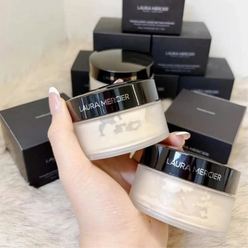 Poudre libre Soft Light de Laura Mercier atténue les ridules, dissimule les imperfections, lisse la peau et crée un fini naturel soyeux et transparent.