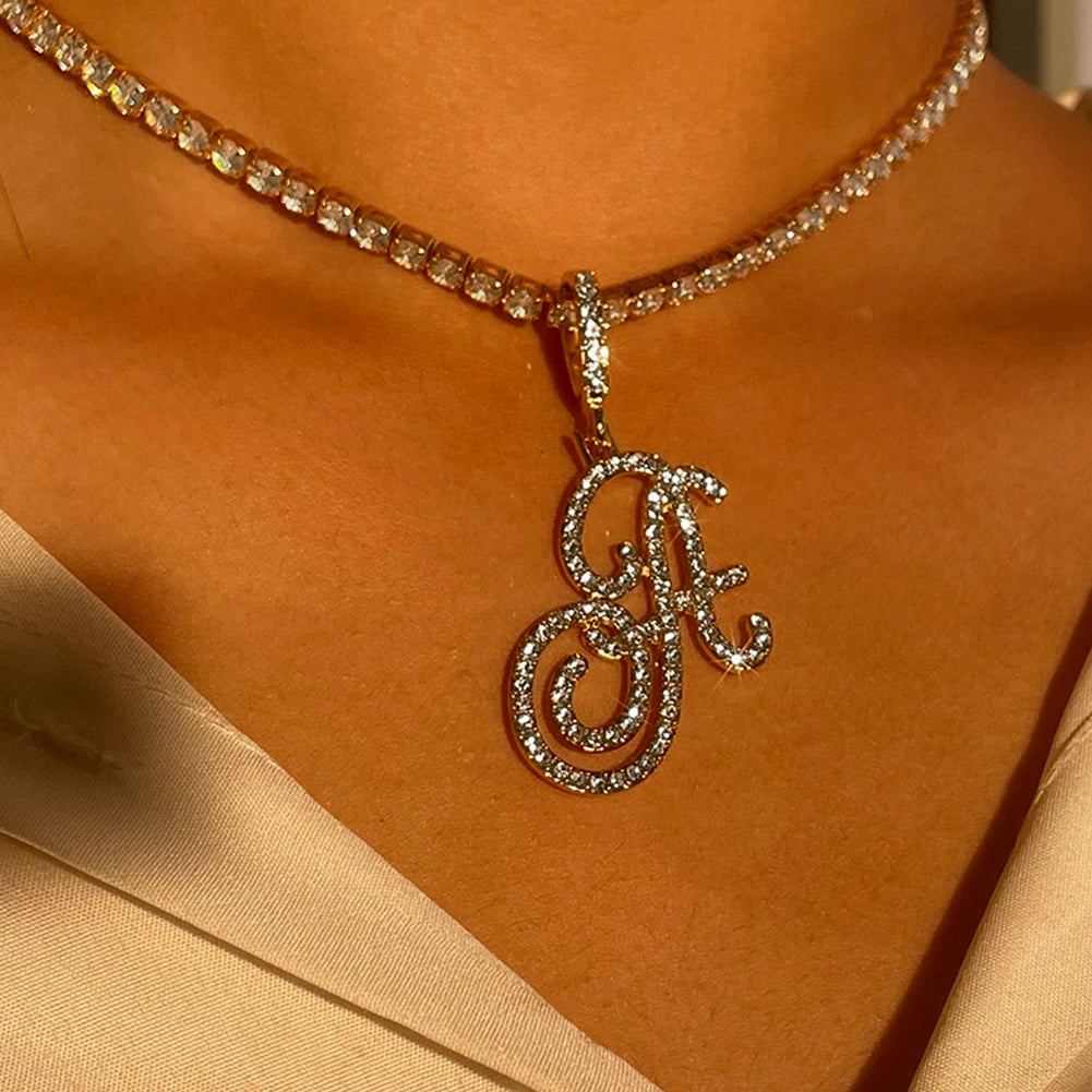 Collier avec lettre initiale en écriture cursive sertie de zircones cubiques (CZ) – Bijou style Hip-Hop couleur or ou argent, pendentif alphabet de A à Z, collier tendance et élégant.