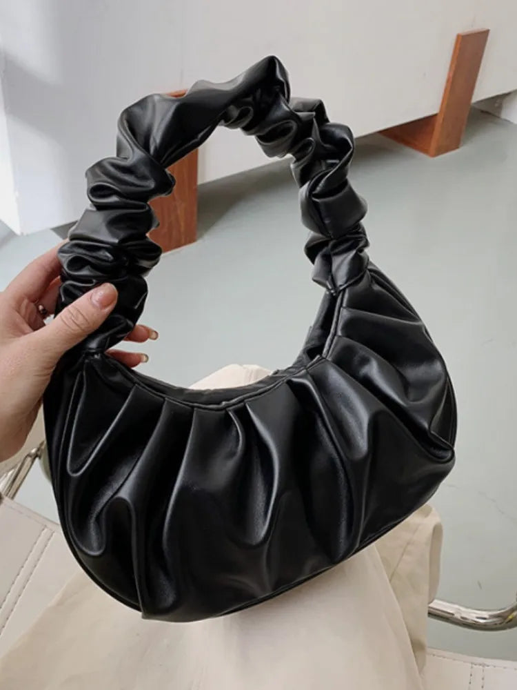 Sac à main élégant au design plissé effet nuage, conçu en cuir PU. Ce modèle moderne et féminin peut être porté à l’épaule ou sous le bras pour un look chic et décontracté.
