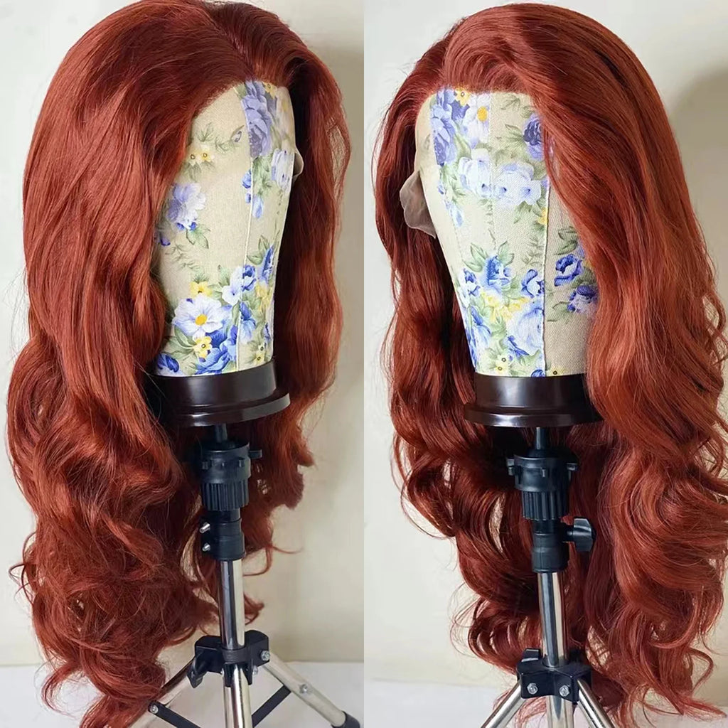 Perruque synthétique à ondulations souples (Body Wave) avec lace frontale, sans colle (glueless). Coloration brun roux cuivré (Auburn/Copper Red) pour un effet naturel et lumineux.