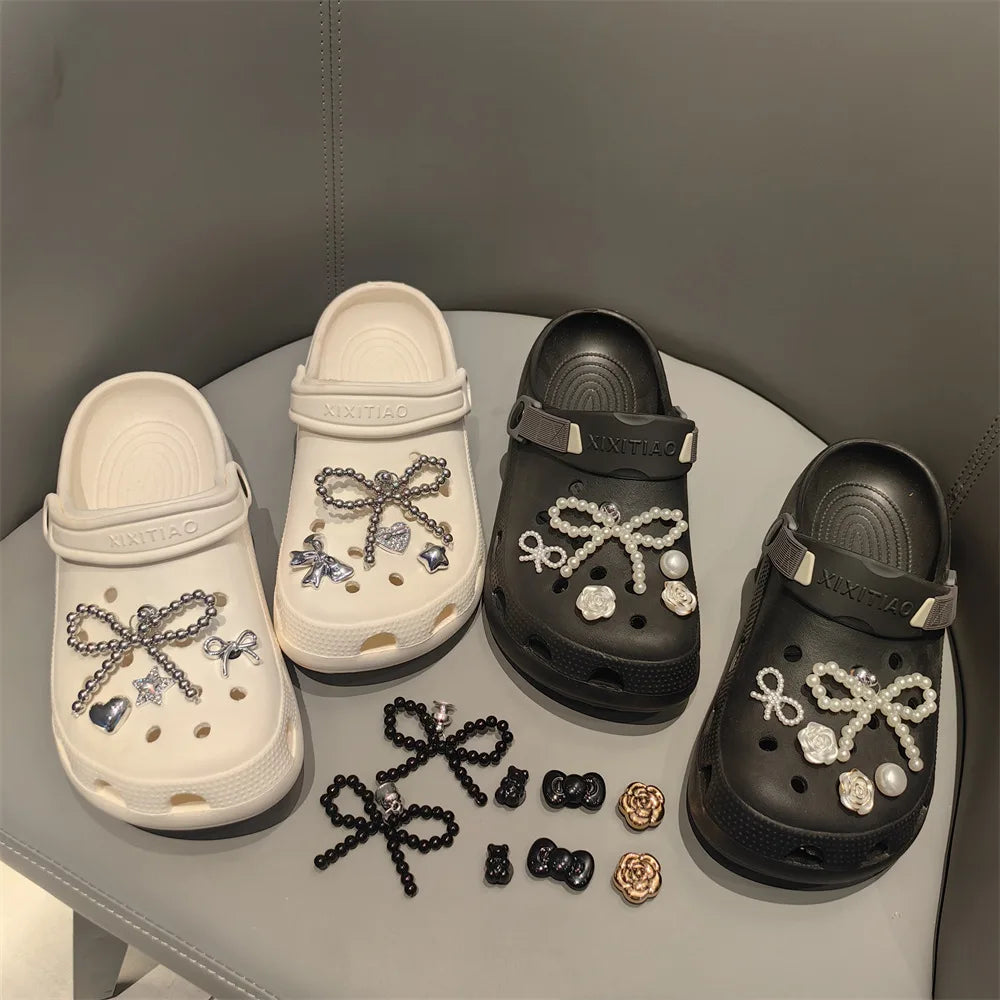 Set de charms de chaussures élégants avec perles et nœud, décorations florales sophistiquées. Accessoires DIY amovibles pour chaussures, ornements de style avancé avec motifs de perles, fleurs, étoiles et éléments cartoon pour personnaliser vos chaussures