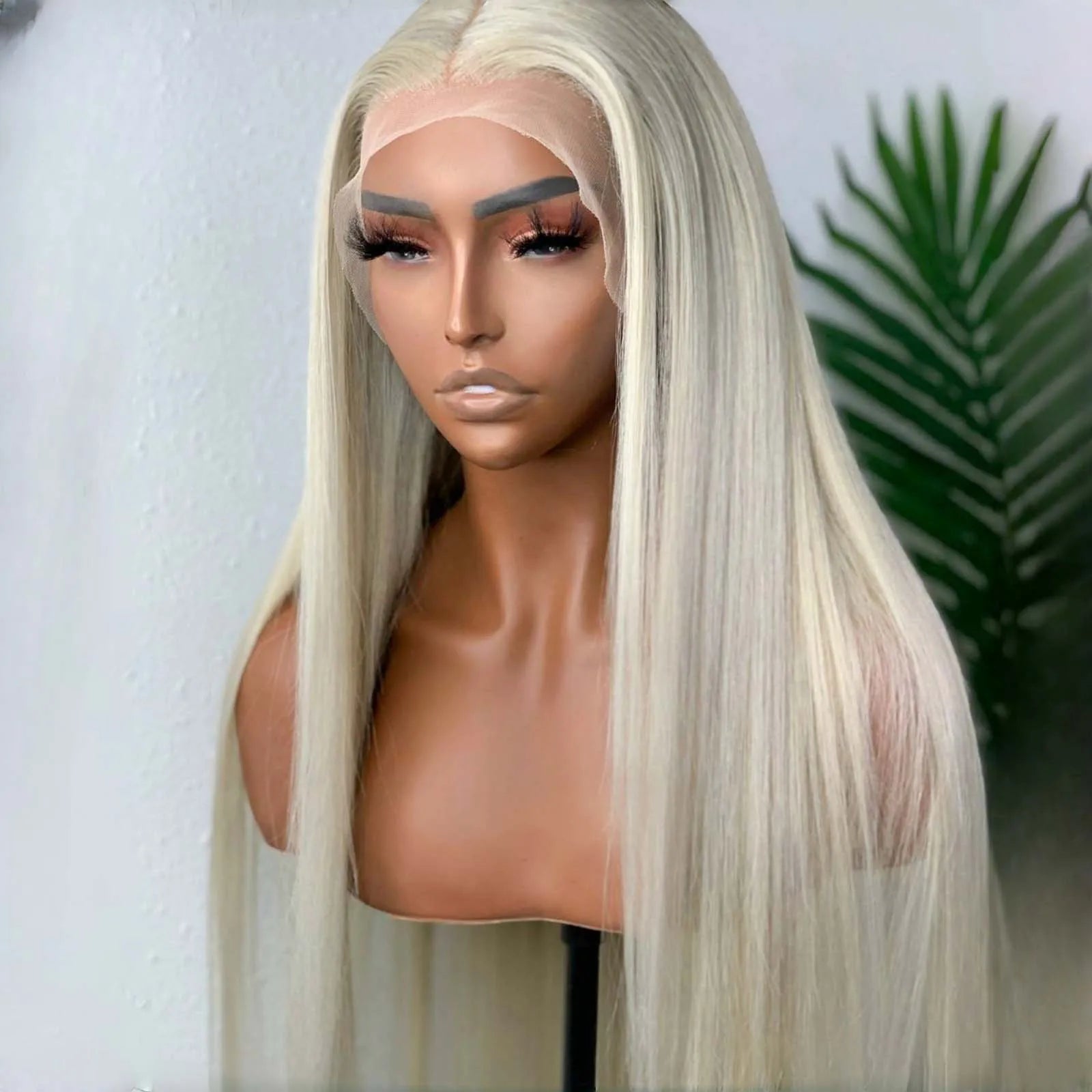 Perruque synthétique longue de couleur vert foncé avec lace frontale 13x4 pour un rendu plus naturel au niveau de la ligne des cheveux. Sa texture lisse et sa couleur originale apportent un style audacieux. Fabriquée en fibre résistante à la chaleur.